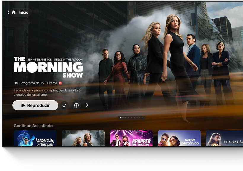 Uma TV de tela plana mostra a interface da tela de início do app Apple TV.