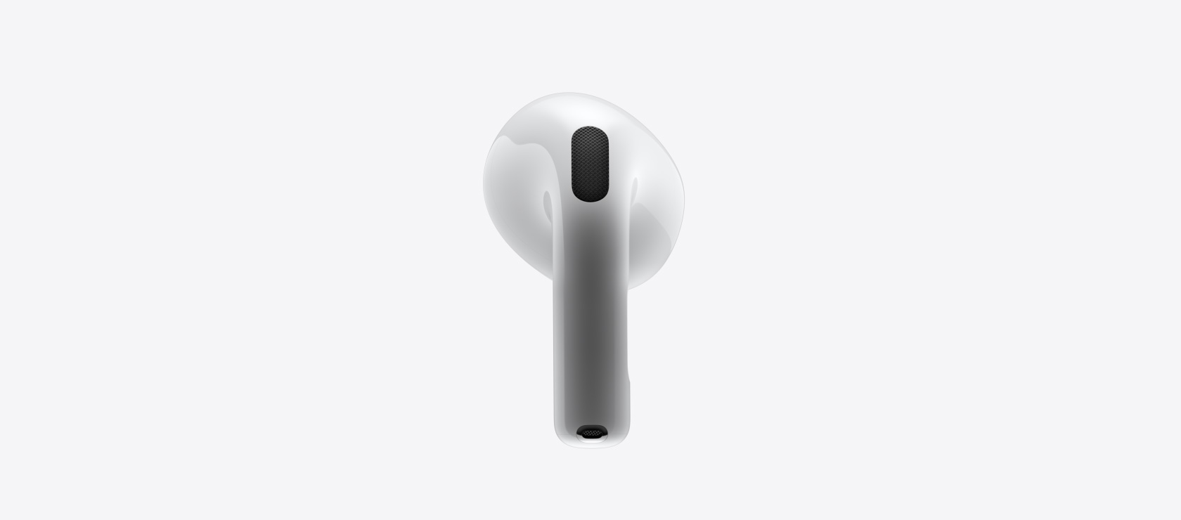 Nærbillede af de nye AirPods 4 vist forfra og bagfra.