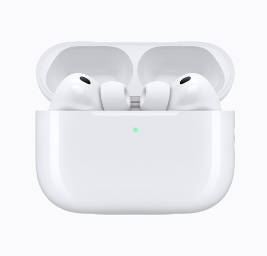 Unos AirPods Pro 3 en un estuche de carga blanco abierto