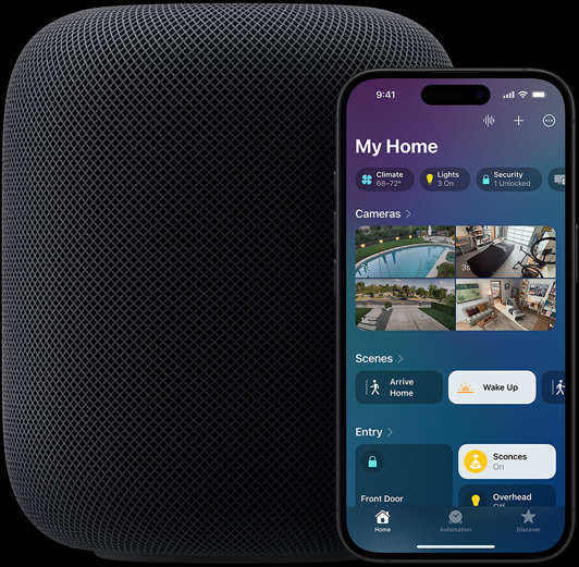 En iPhone med Hjem-appen på hjemmeskærmen er placeret foran en HomePod-højttaler