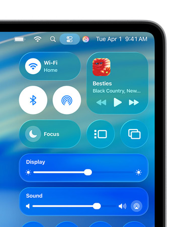 Høyre side av Mac-skjermen viser tilpassede Liquid Glass-kontroller i Kontrollsenter, blant annet for wifi og Bluetooth.