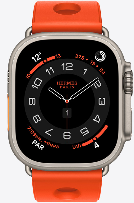 Apple Watch Hermès Ultra 3，Circulaire 指針錶面 (時針、分針、秒針；複雜功能：天氣、健身記錄圓圈、巴黎時間、紫外線指數)，配備原色鈦金屬錶殼；右側外觀、數碼錶冠、凸起的側邊按鈕；配搭 Orange Néon 霓虹橙色 (亮橙色) Scub'H Diving 錶帶，採用模造橡膠物料製成，錶帶中間有舷窗式圓孔
