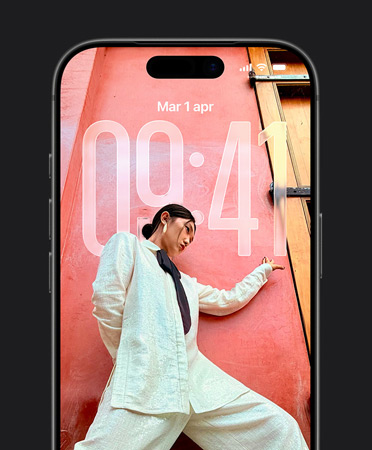 Schermata di blocco di un iPhone con l’orario adattato alla foto di sfondo