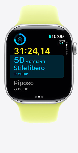 Apple Watch Series 11, cassa in alluminio color argento, schemata con un allenamento di nuoto in piscina personalizzato, parametri sullo schermo, cinturino Sport giallo neon