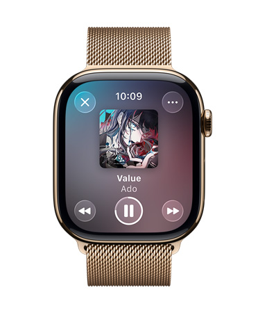 ミラネーゼループバンドを組み合わせたゴールドチタニウムのApple Watch。画面には再生中のApple Musicと、半透明なLiquid Glassのコントロールが表示されている