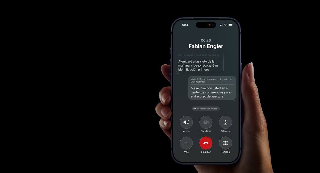 Una mano sostiene un iPhone 17 Pro, que muestra la funcionalidad Traducción en Vivo de Apple Intelligence durante una llamada telefónica