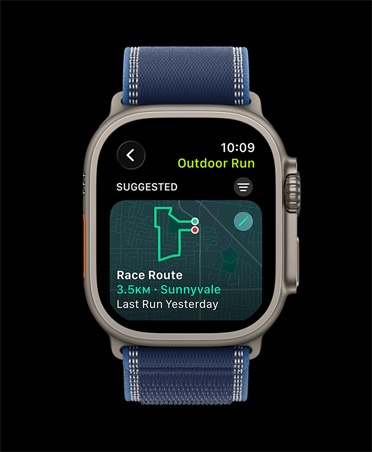 Apple Watch Ultra 3, natural color, titanium case, Race Route, Outdoor Run workout, band, Trail Loop, blue/bright blue color