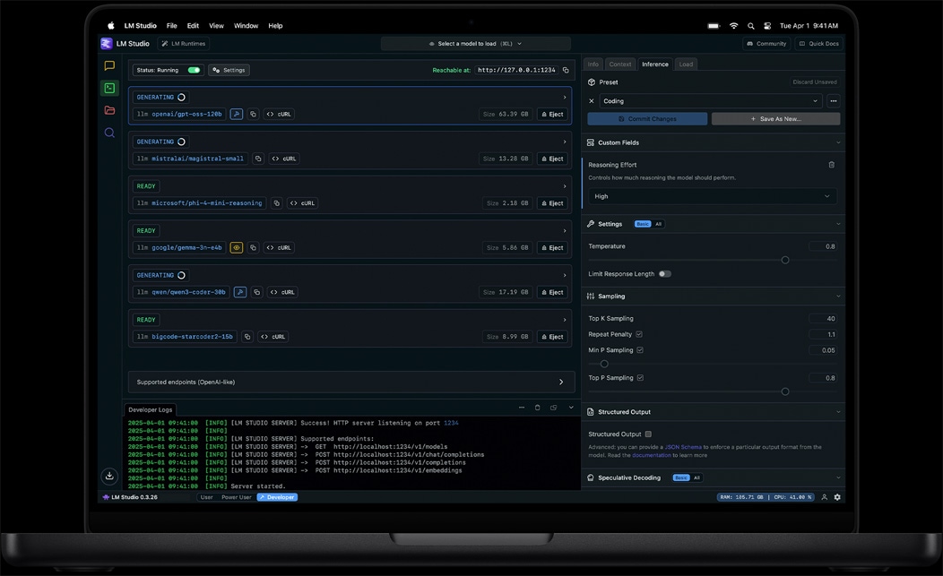 Ecranul MacBook Pro afișează aplicația LM Studio