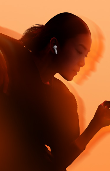 Ένα άτομο που φοράει AirPods 4.