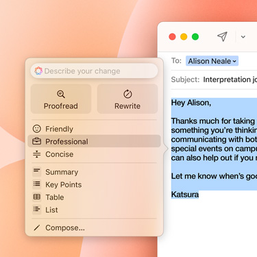 Un écran affichant un courriel professionnel et une fenêtre de requête Apple Intelligence.