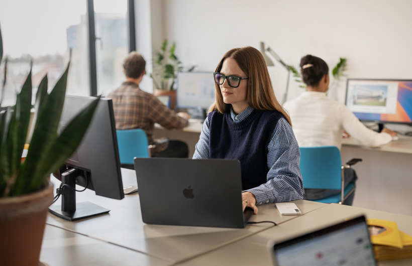 Hello Vet의 마케팅 팀은 MacBook Pro를 활용해 창작하고 협업합니다.