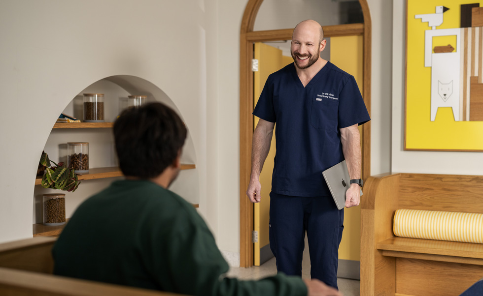 의료진은 가볍고 강력한 MacBook Air로 간편하게 여러 고객을 차례차례 맞이할 수 있습니다.