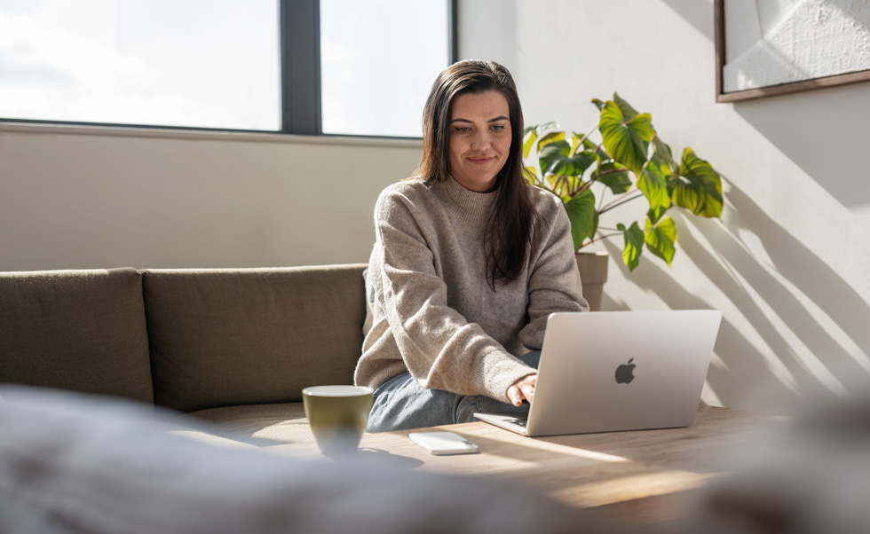 간호사들은 재택근무 시에도 MacBook Air로 조언과 안심의 말을 건네줄 수 있습니다.