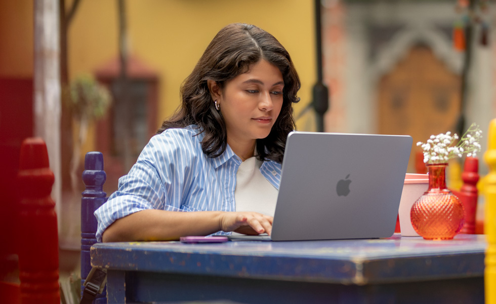 Une étudiante qui utilise un MacBook