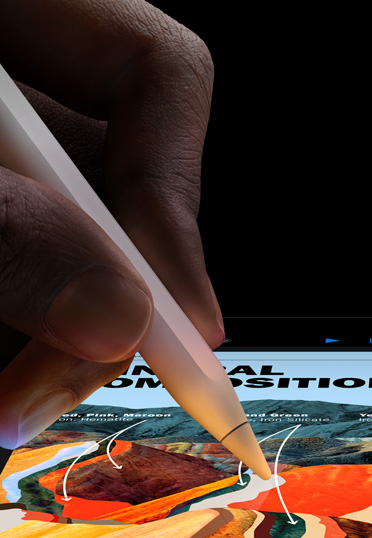 Gros plan d’une main tenant un Apple Pencil Pro. L’écran d’un iPad affiche une présentation.