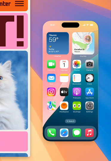 Un bureau MacBook affiche l’écran complet d’un iPhone avec plusieurs widgets. Une fenêtre de navigation à gauche affiche un arrière-plan coloré.