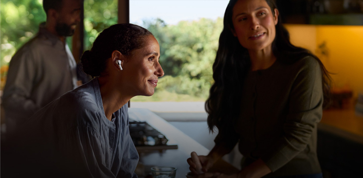 En kvinna med AirPods 2.