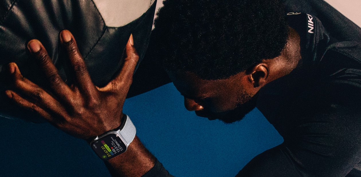 En man som tränar med Apple Watch.