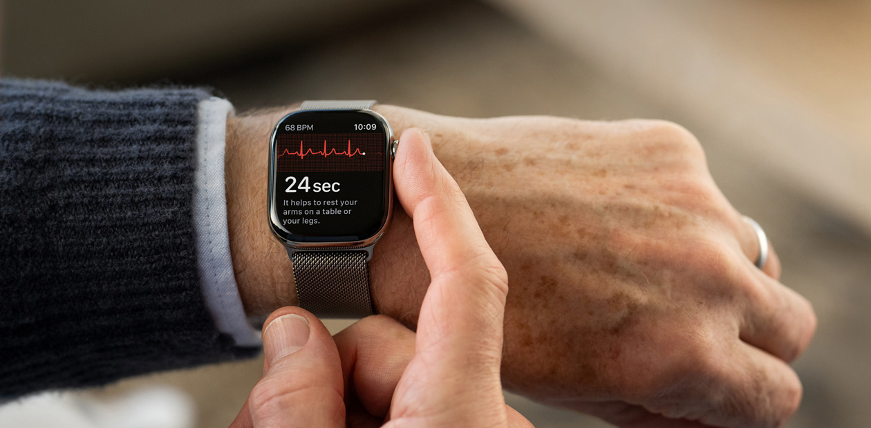 En person som tar ett EKG med EKG-appen på Apple Watch.