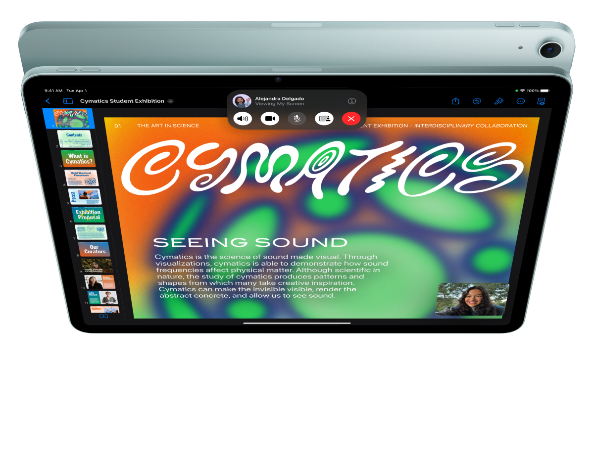 iPad Air, esikülg, kasutaja on FaceTime'is ja vaatab teise iPad Airi ees rakendust Keynote, tagakülg