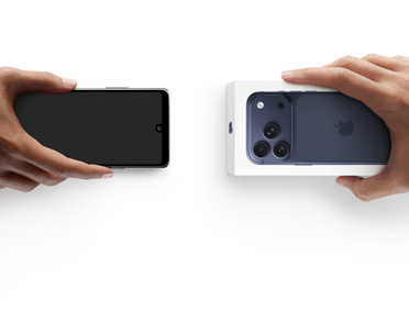 Mani che si scambiano telefoni: a sinistra un Android senza scatola, a destra un iPhone 17 Pro nuovo ancora nella confezione