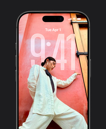 Écran verrouillé d’un iPhone affichant l’heure ajustée par rapport à la photo de l’écran verrouillé