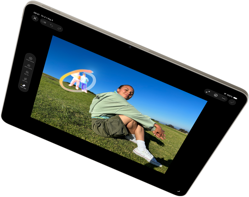 Hình ảnh iPad Air nằm ngang, hiển thị Apple Intelligence và công cụ Dọn Dẹp trong ứng dụng Ảnh